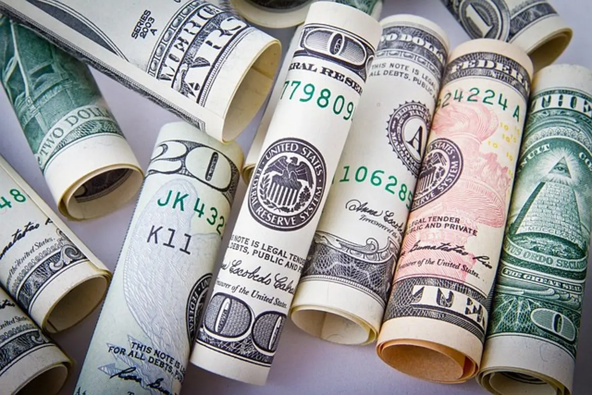 Los jugadores de la lotería de Virginia ganan a lo grande en la rifa millonaria de Año Nuevo 1 dinero-dólares-estadounidenses