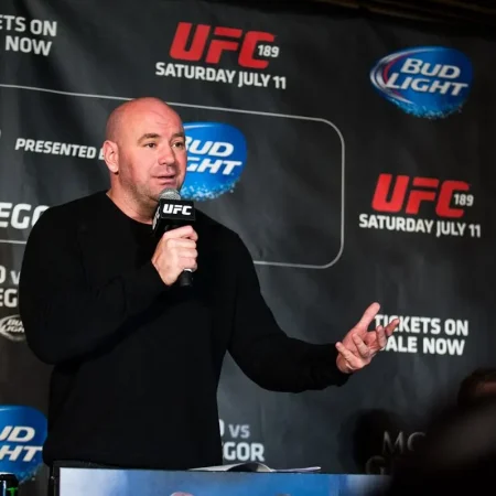 ¿Cuánto juega Dana White y es bueno en Bakkar?