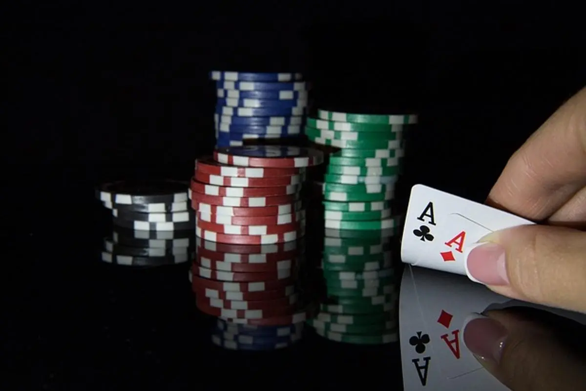 Carrera y logros de Kory Aldemir Poker 1 Chips de póker y dos