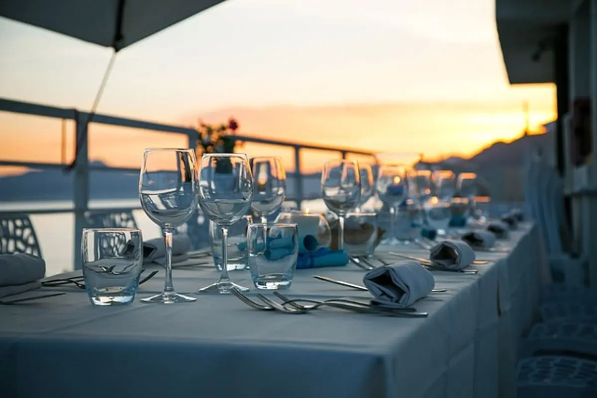 El comedor de casino se estrena en sukai bar & lounge 1 Restaurante de mesa con utensilios de vidrio y tallado