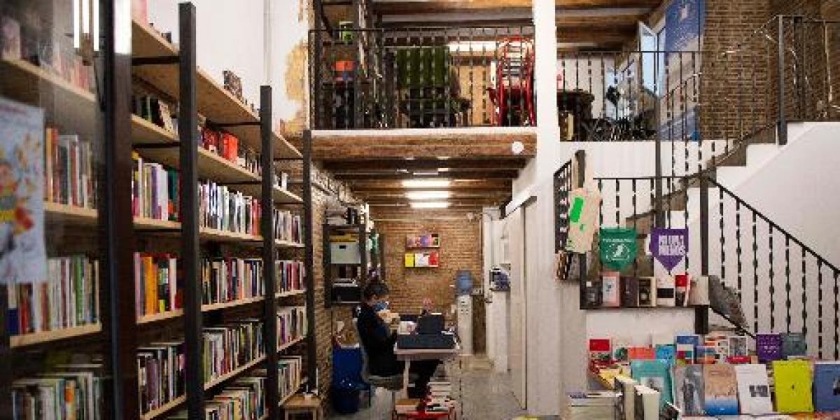 Todos los autores de América Latina que buscas están en una librería independiente del Raval 1 686f67a92c387