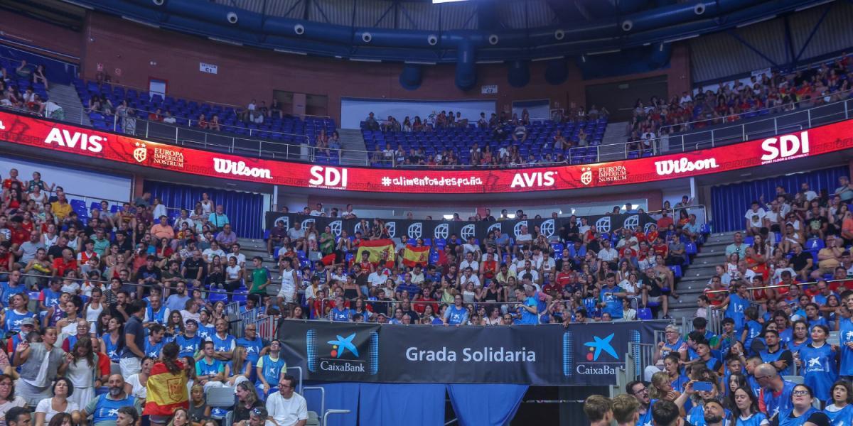 La Grada Solidaria de CaixaBank tiñe de azul el Martín Carpena en una jornada de baloncesto y compromiso social 1 6893665404c02