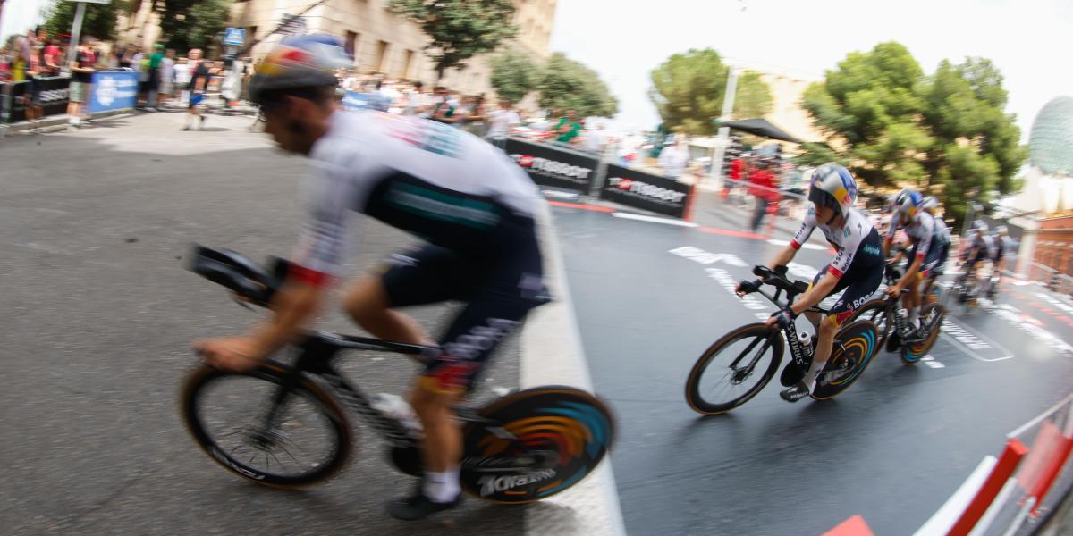Terrible caída del corredor del Red Bull Sobrero en la crono por equipos de La Vuelta en Figueres 1 68af2ef80d93f.r d.2973 2226 2000
