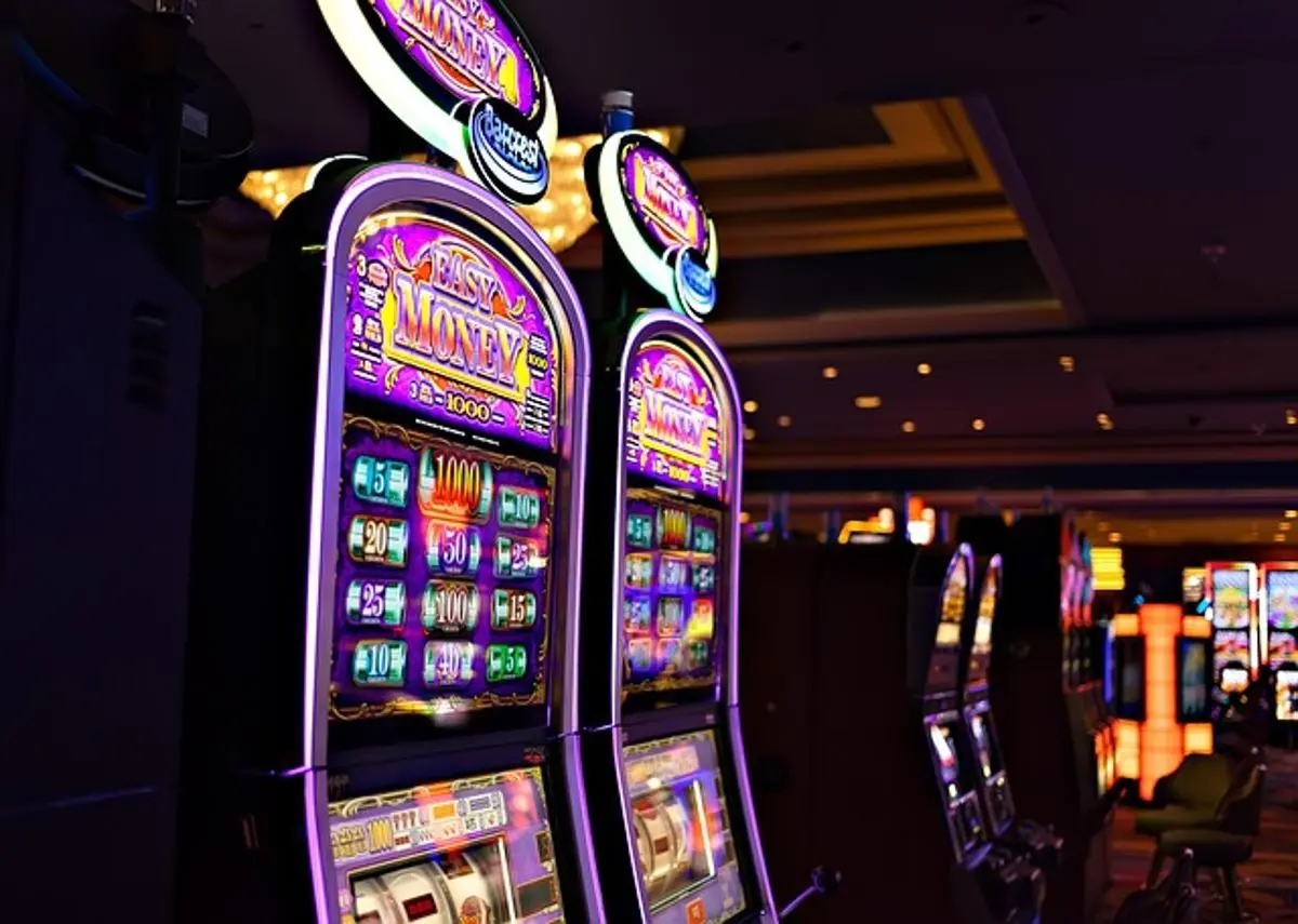 El jugador del casino indio gana el premio gordo por 52 mil dólares. Estados Unidos para una pequeña apuesta 1 máquinas tragamonedas en casino