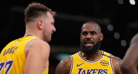 LeBron y Doncic, en un partido de esta temporada