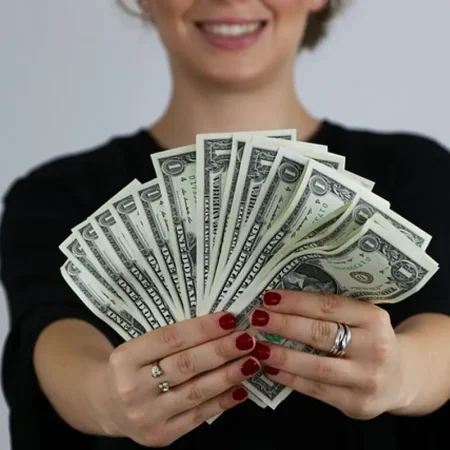Mom in Virginia shares $ 100,000 a year in a lottery with her daughters