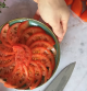 Las 5 mejores técnicas para lograr un pescado perfecto del chef de referencia Alfredo Vozmediano según la receta: “El resultado es muy tierno y jugoso” 4 Láminas finas y bien alineadas convierten un simple tomate en un plato elegante, siguiendo el método profesional de David Guibert.
