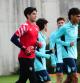Iker Galindo, junto a Selton en el entrenamiento del primer equipo del Athletic realizado hoy en Lezama