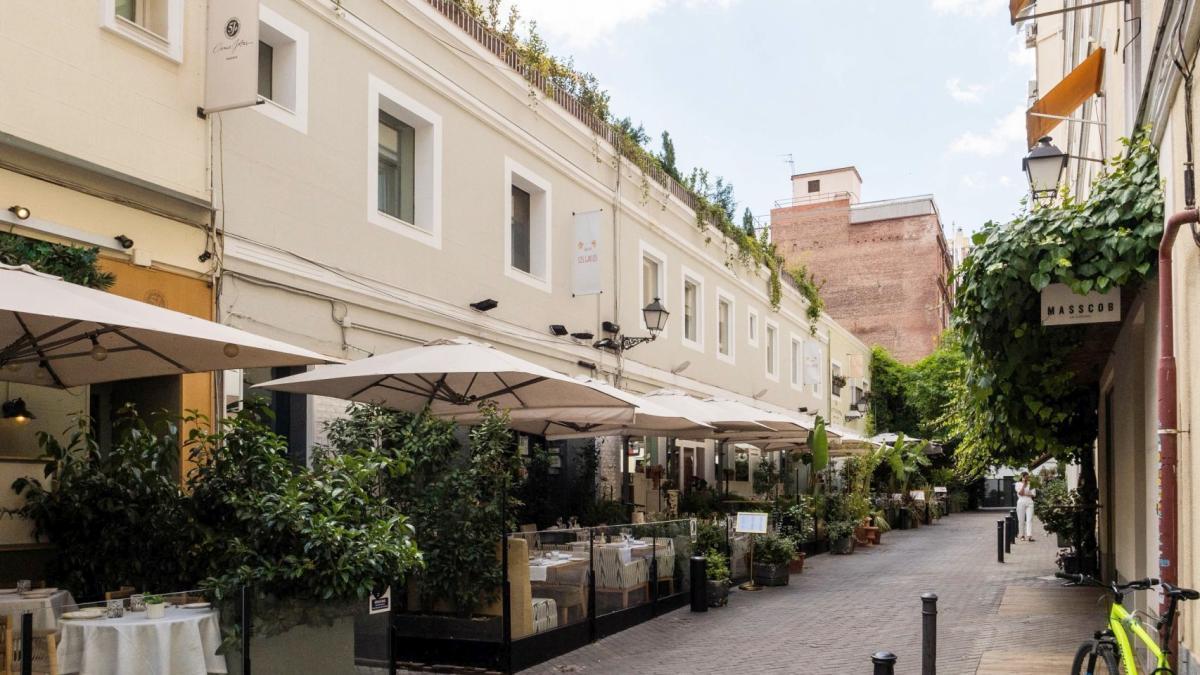It is not Germany or Holland: these two parallel alleys could be any European capital, but they are in the middle of Madrid's Golden Mile and have the best terraces in the Salamanca neighborhood 1 682ca5a91d5ce