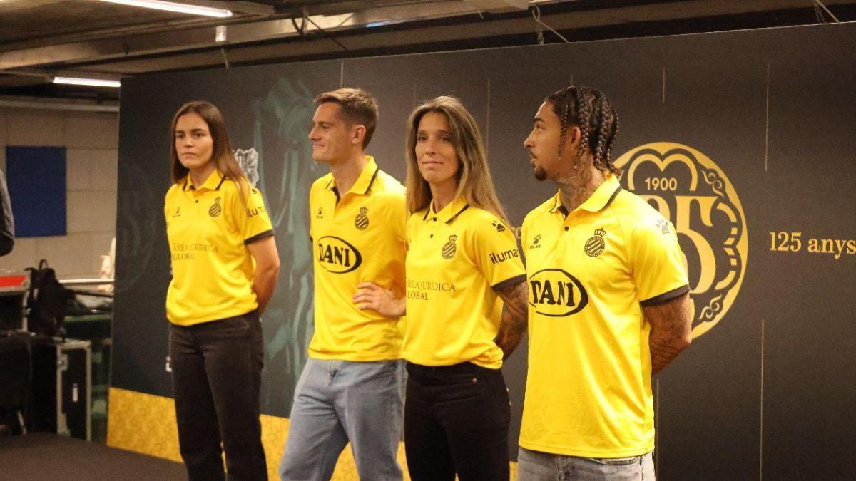El Espanyol presenta la camiseta 125 aniversario en el Metro de Universitat en Barcelona 1 68f6248eb4f34.r d.569 381 9375