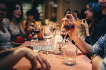 Su abuela encuentra los tickets del menú del día en que se casó, le enseña los precios a su nieta y las redes no dan crédito 1 Imagen de recurso de un restaurante.