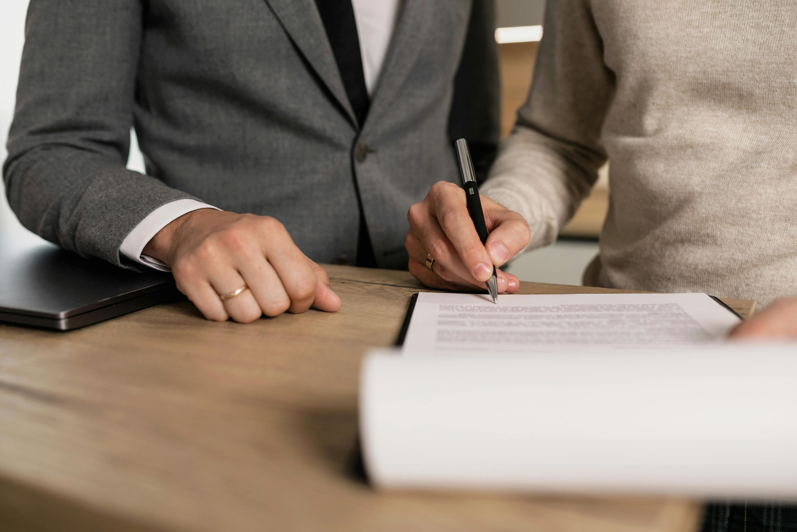 El sorprendente caso de un trabajador que recibió 87,000 dólares: ¿justicia o error administrativo? 1 691c8b9f67216 scaled