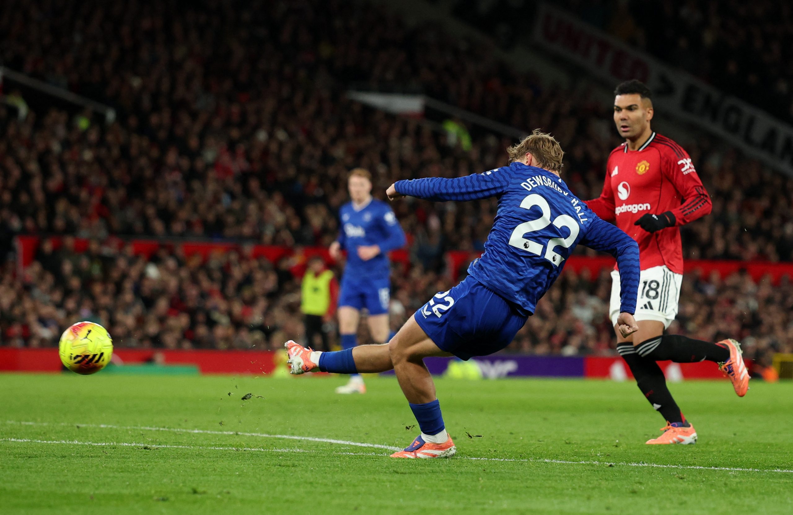 Surprise at the Theater of Dreams! Manchester United falls to Everton with one player less than 1 6924d645bac4d scaled