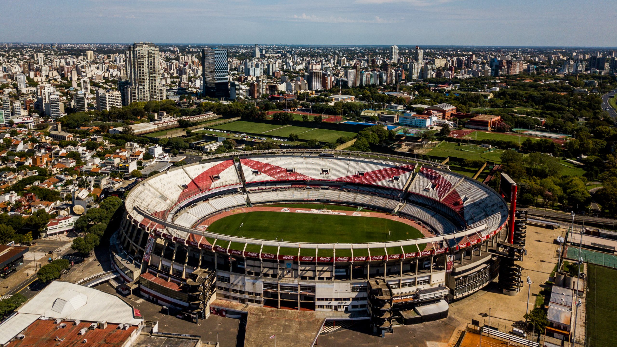 River Plate: El Asombroso Liderazgo Mundial en Asistencia que Inspira a Más de 85,000 Hinchas