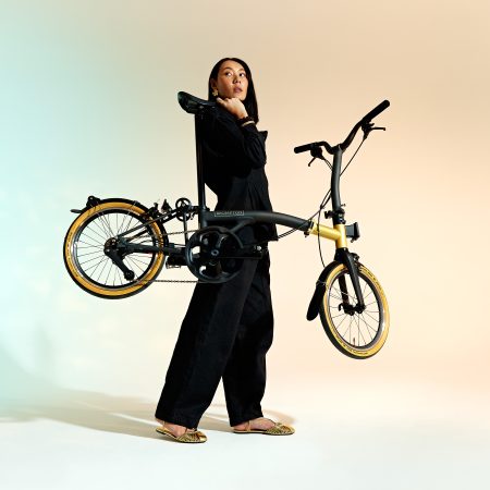 ¡Descubre la nueva Brompton T Line Ceratech en negro y dorado, la bicicleta plegable que redefine el estilo y la resistencia!