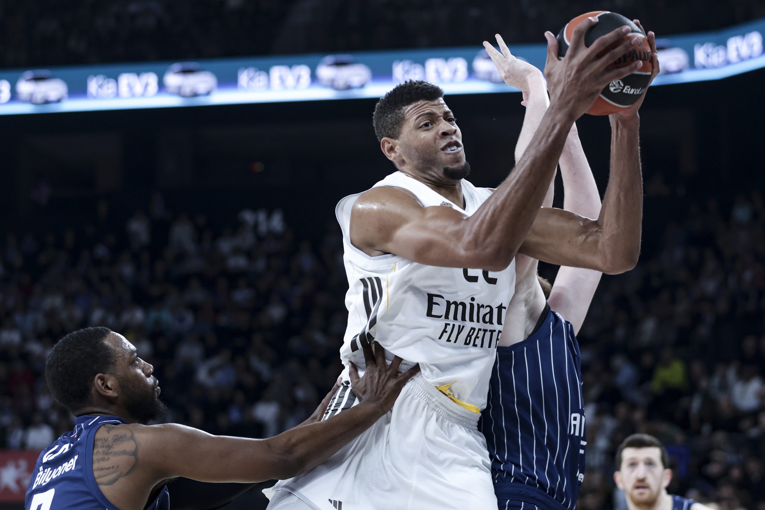 Impactante confrontación en la Liga Endesa: Real Madrid y La Laguna Tenerife se enfrentan en un partido de alta tensión Impactante confrontación en la Liga Endesa: Real Madrid y La Laguna Tenerife se enfrentan en un partido de alta tensión