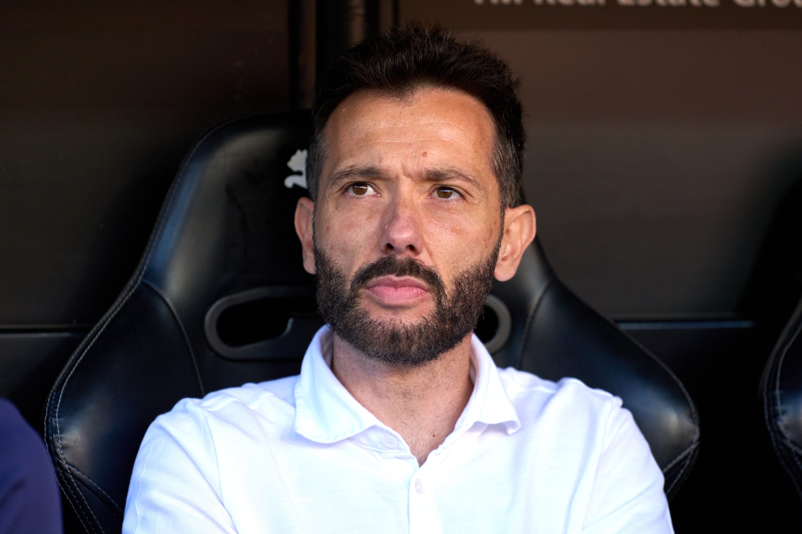 Valencia's Doubts: The Flu Affects Gayà and Rioja Before the Clash Against Atlético de Madrid