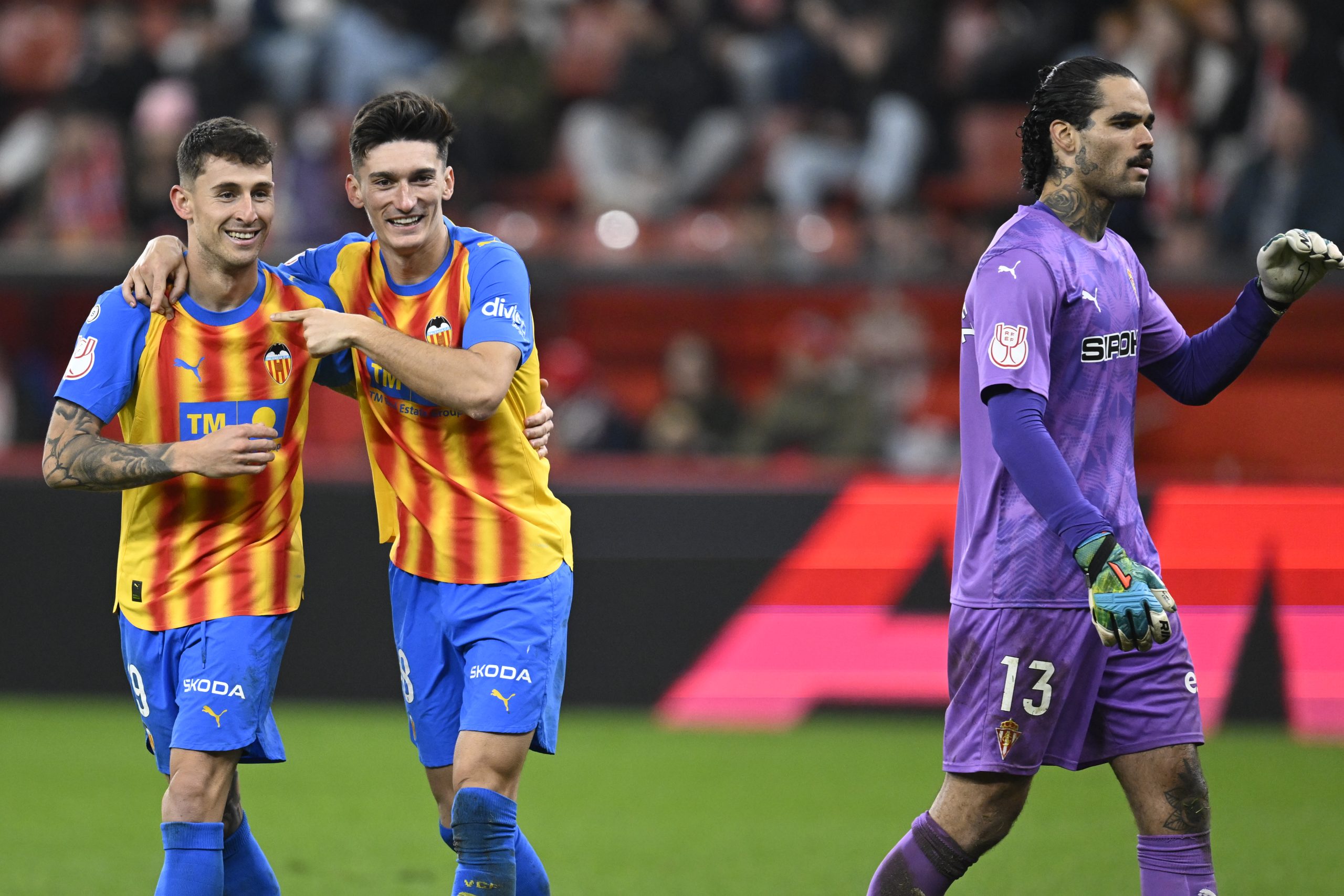 El Valencia avanza a octavos de final de la Copa del Rey con una contundente victoria sobre el Sporting de Gijón El Valencia avanza a octavos de final de la Copa del Rey con una contundente victoria sobre el Sporting de Gijón