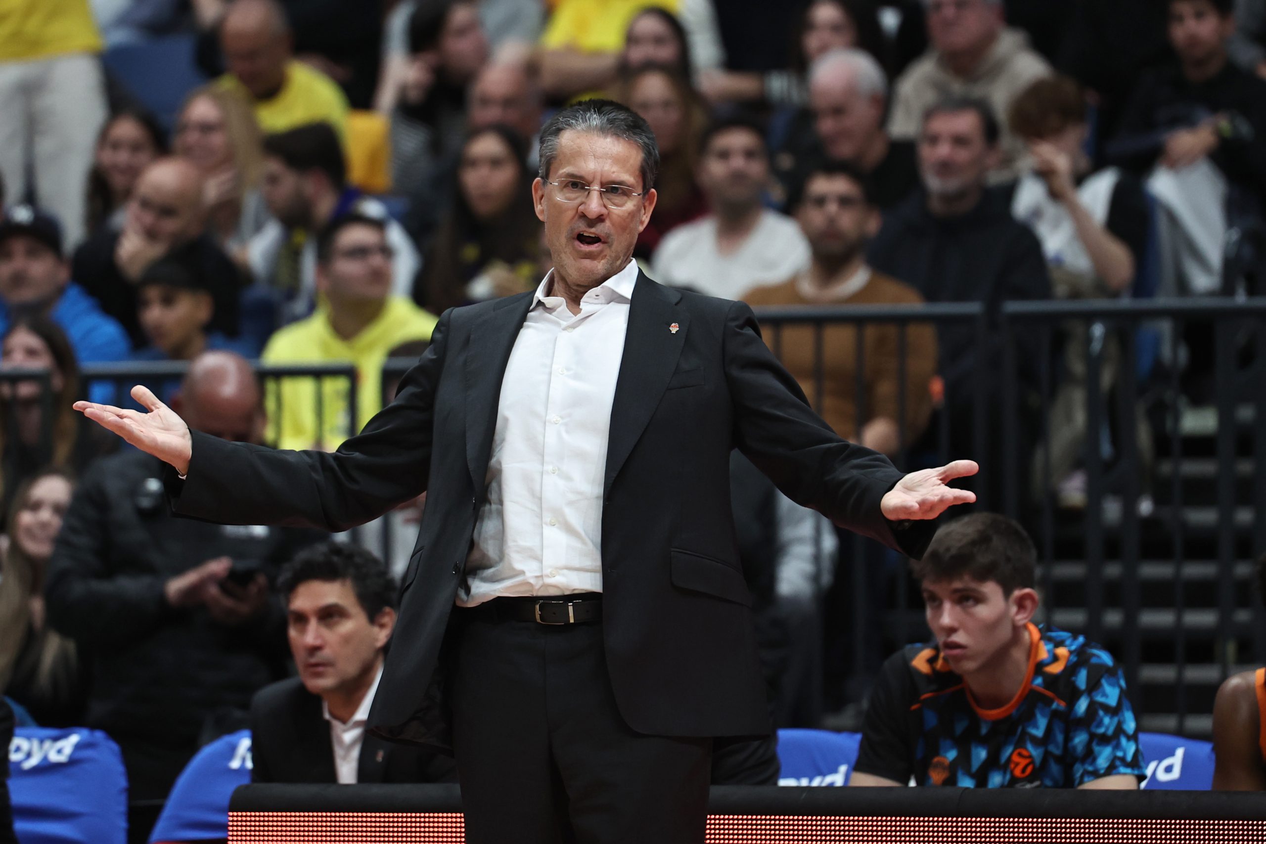 La Euroliga impone una multa de 10.000 euros al Maccabi Tel Aviv por cánticos ofensivos contra Valencia Basket y su entrenador Pedro Martínez La Euroliga impone una multa de 10.000 euros al Maccabi Tel Aviv por cánticos ofensivos contra Valencia Basket y su entrenador Pedro Martínez