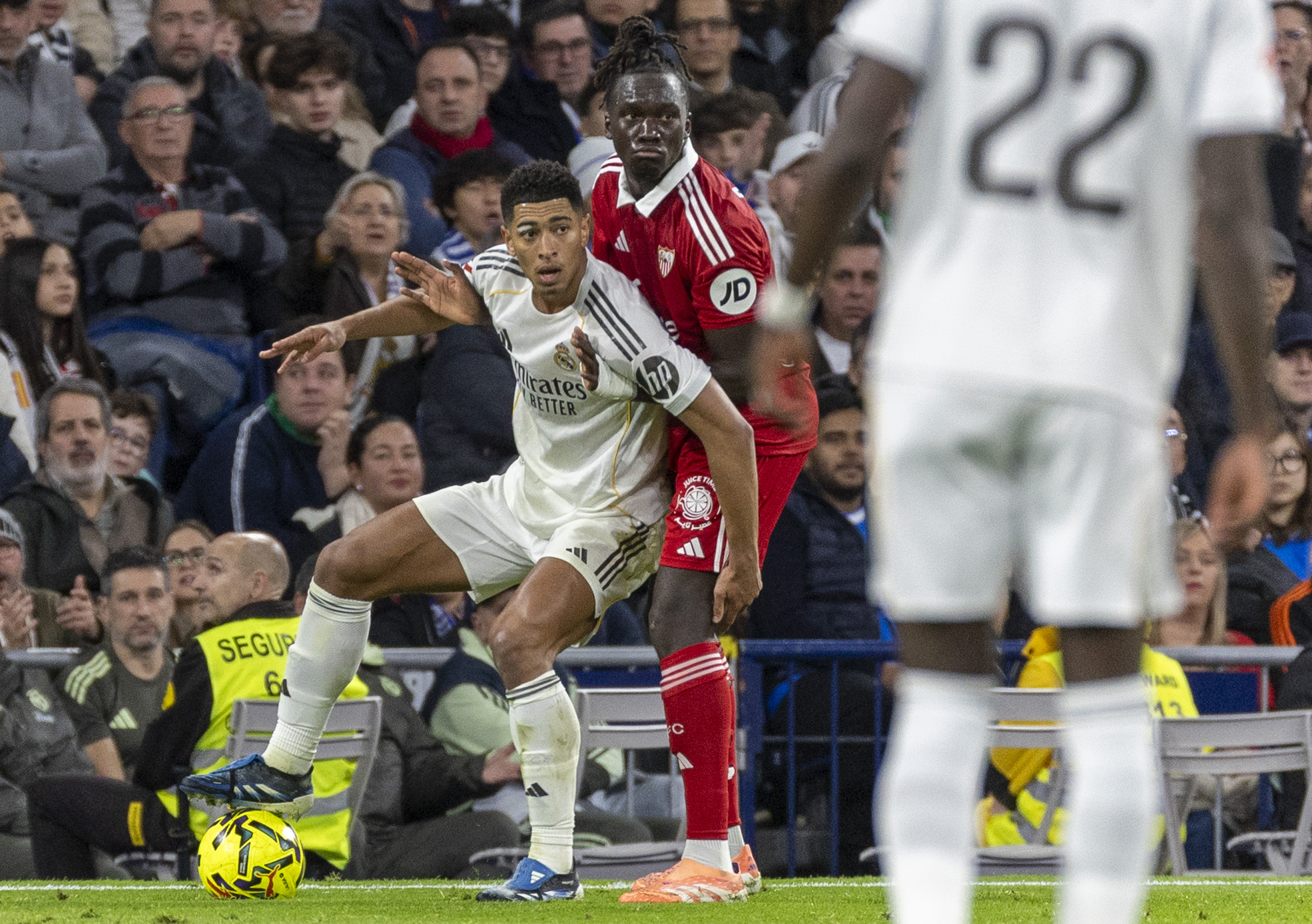 Real Madrid Wins 2-0 Over Sevilla in a Controversial Match: What Does Matchday 17 Leave Us?