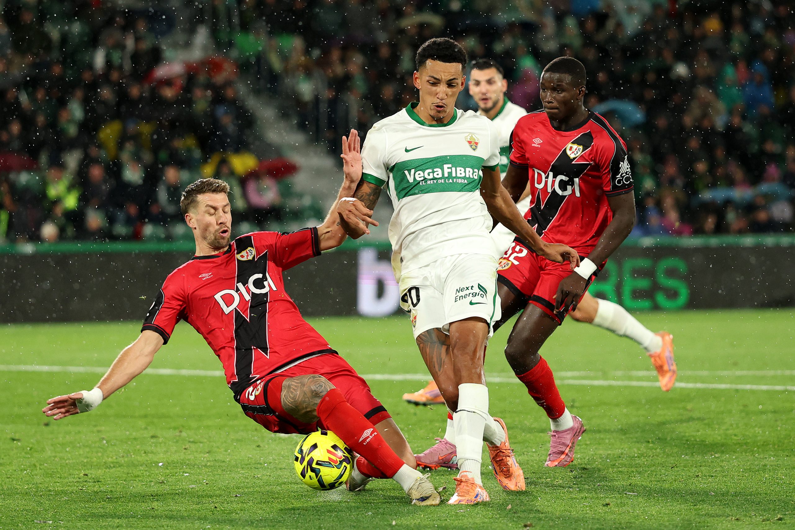 Elche Shines with an Impressive 4-0 Against Rayo Vallecano: A Festive End of the Year
