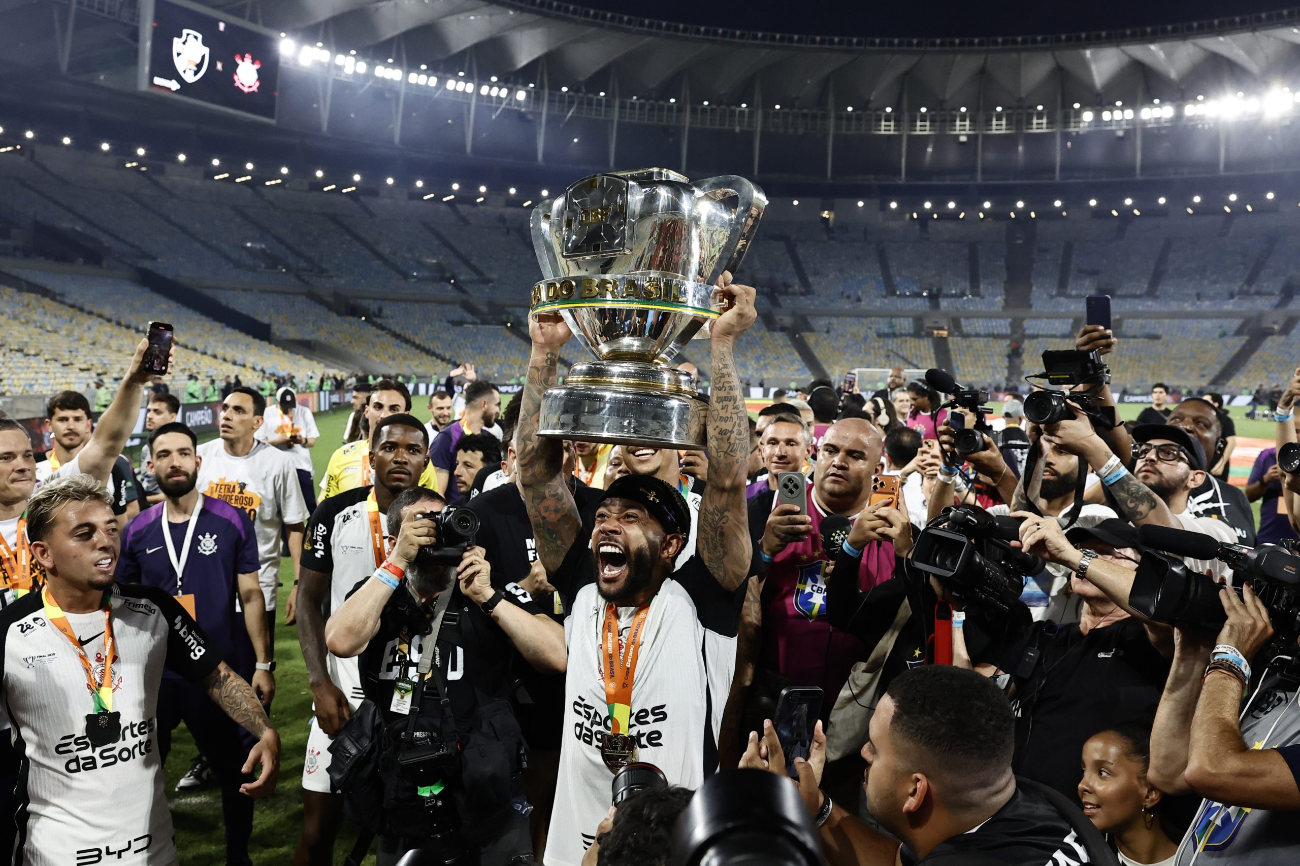 Memphis Depay Shines in the Brazilian Cup Final: Corinthians Returns to the Libertadores