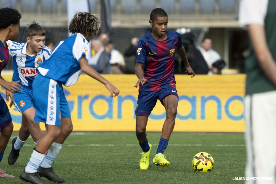 Derbi Catalán: Espanyol y Barça se Preparan para un Enfrentamiento Clásico con Riqueza Emocional Derbi Catalán: Espanyol y Barça se Preparan para un Enfrentamiento Clásico con Riqueza Emocional