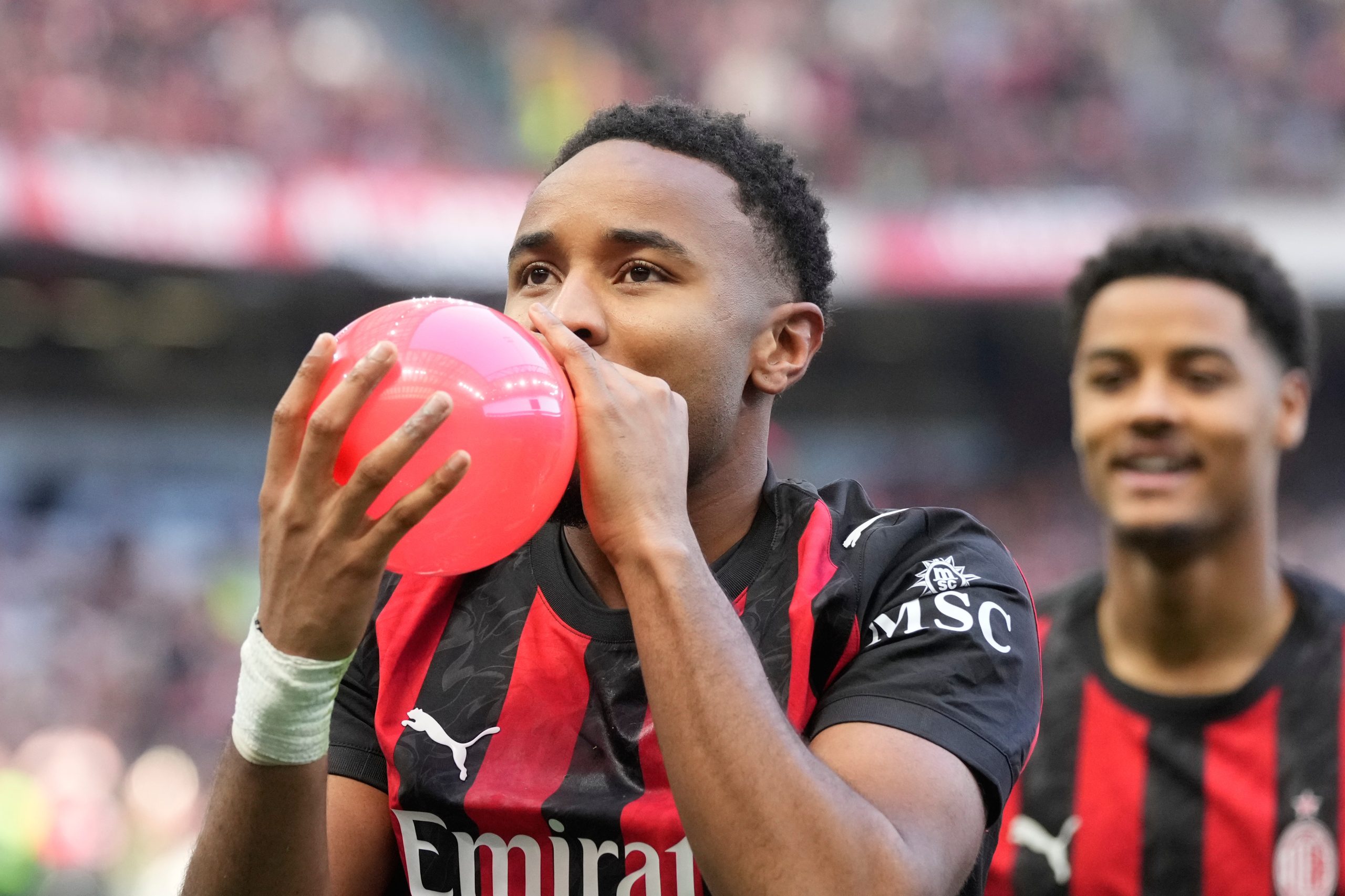 El Milan cierra el año con una victoria impresionante: 3-0 al Verona y el liderazgo momentáneo en la Serie A