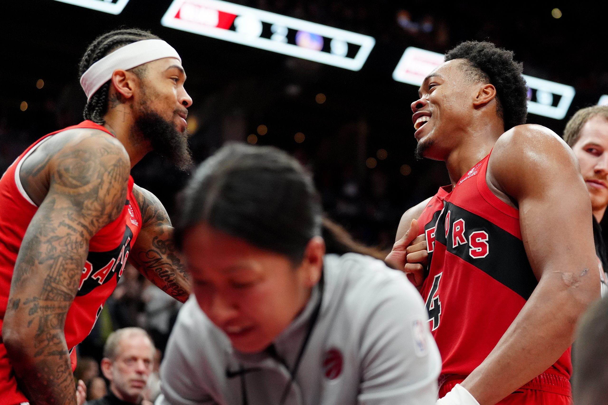 Kawhi Leonard y Scottie Barnes brillan en una jornada llena de emociones en la NBA Kawhi Leonard y Scottie Barnes brillan en una jornada llena de emociones en la NBA