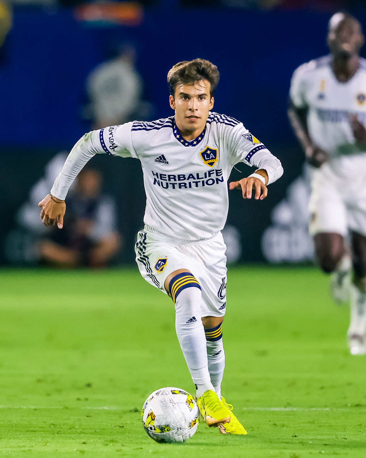 Riqui Puig enfrenta una nueva cirugía: Un año lleno de retos y emociones para el futbolista español