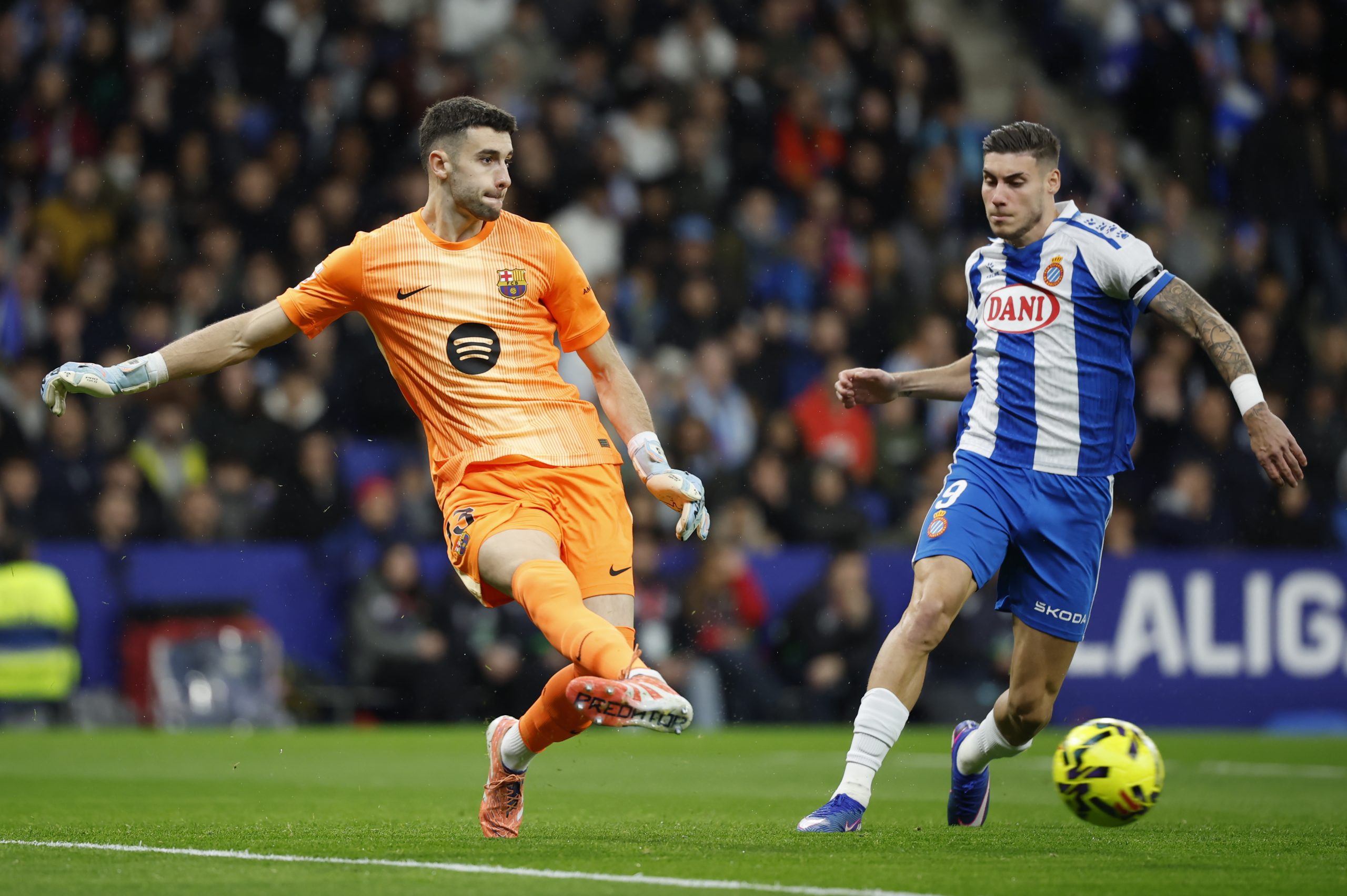 Joan García: El Héroe Indiscutible del Barça que Silenció el RCDE Stadium en 5 Impactantes Paradas
