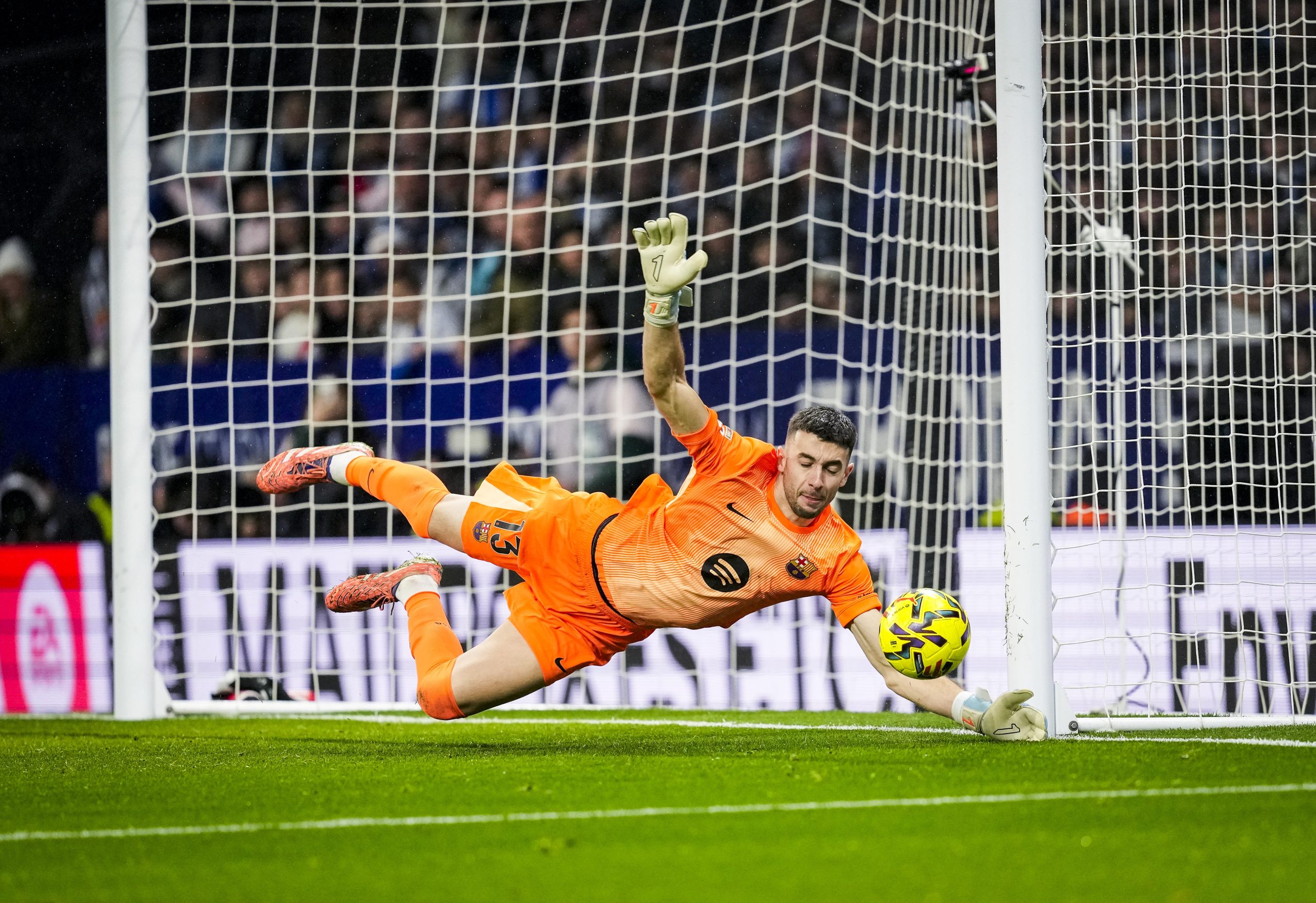 Joan García Shines in the Derby: 5 Keys to His Exhibition that Make Him the MVP