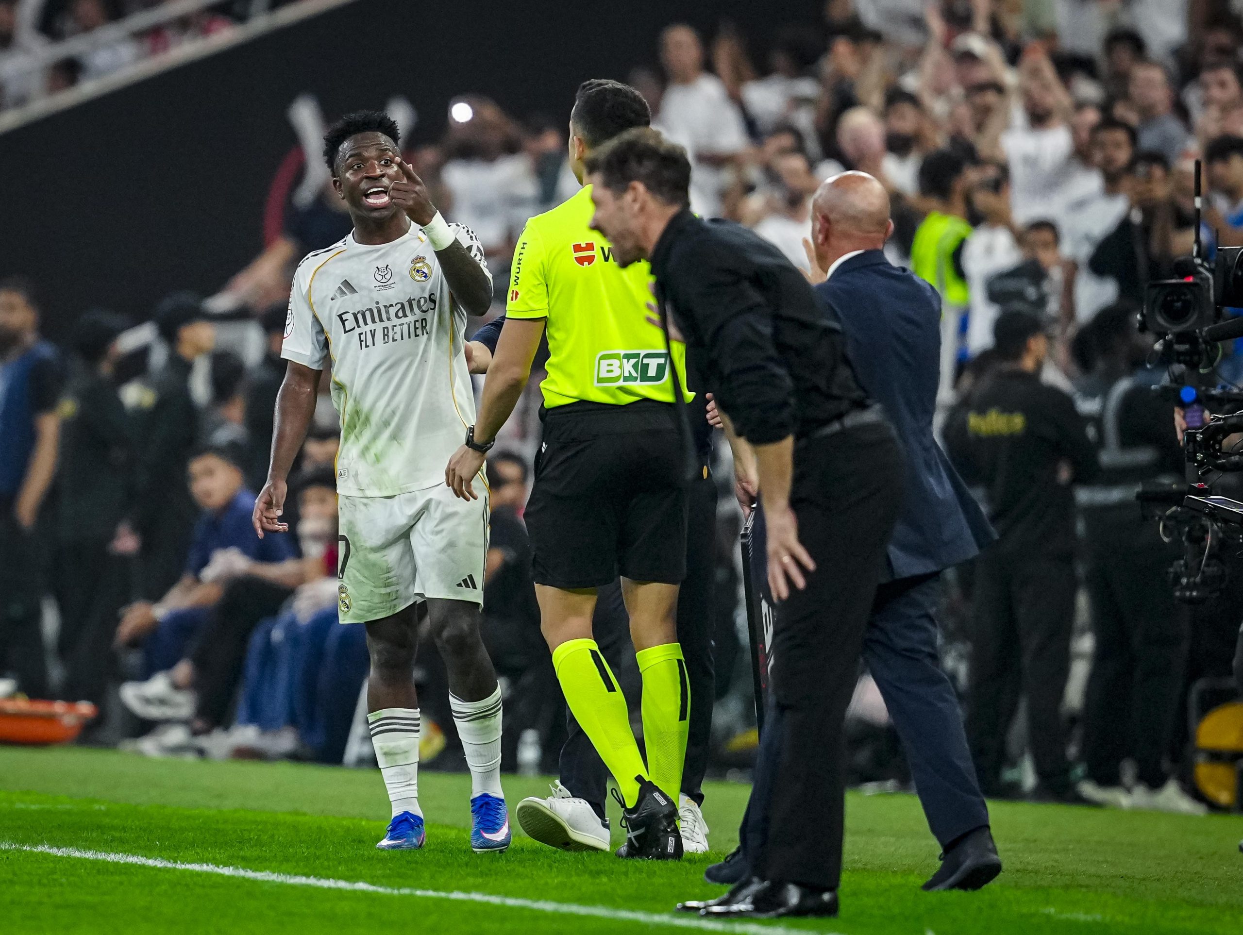 The Heat of Rivalry: Vinicius and Simeone Star in a Tense Meeting in the Spanish Super Cup