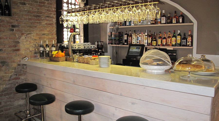 Inauguration of the First Second-Hand Free Buffet in Barcelona: A Meal with Style and Savings?