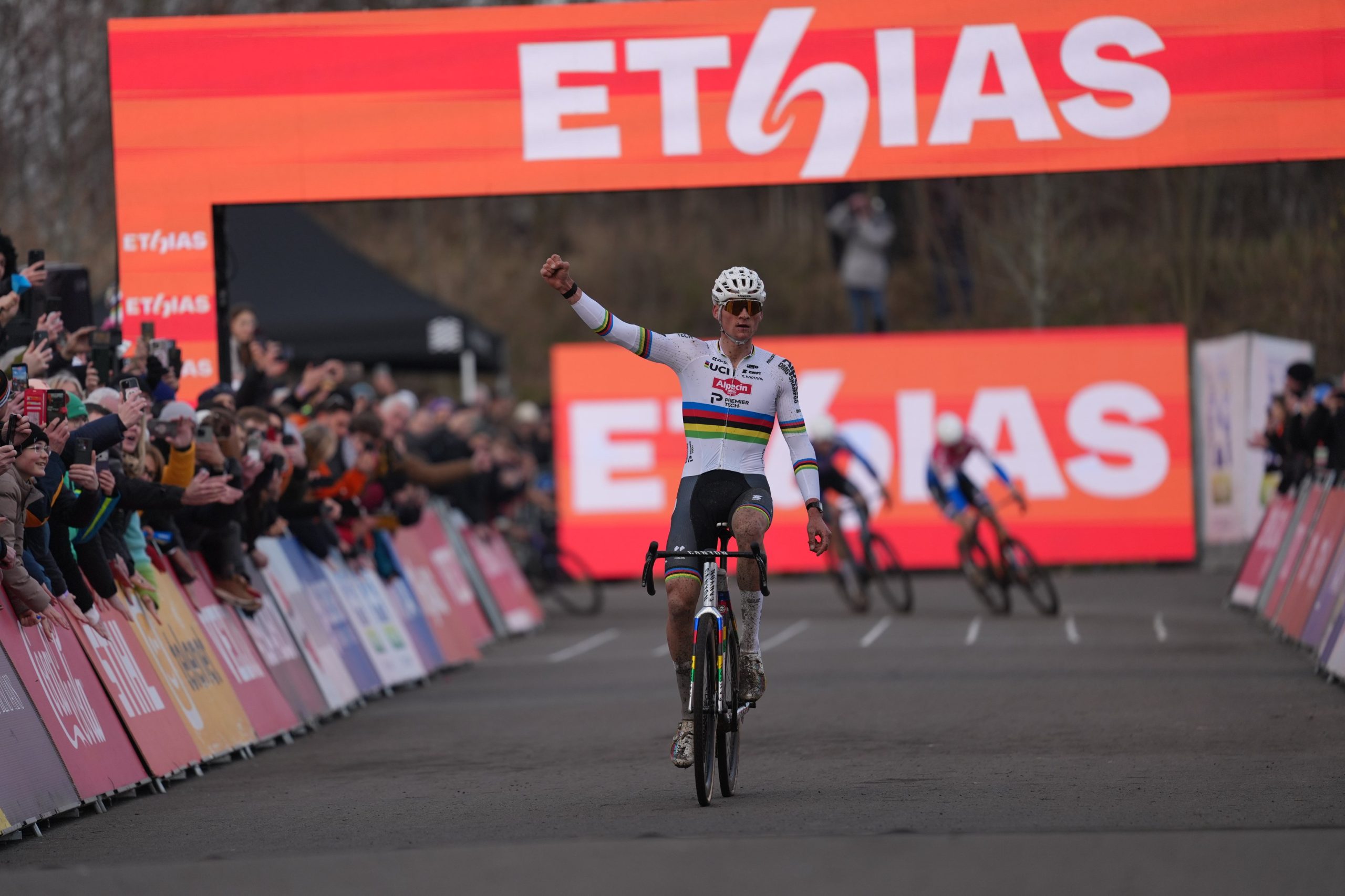 Mathieu Van der Poel shines in Maasmechelen and reaches a historic milestone in cyclocross