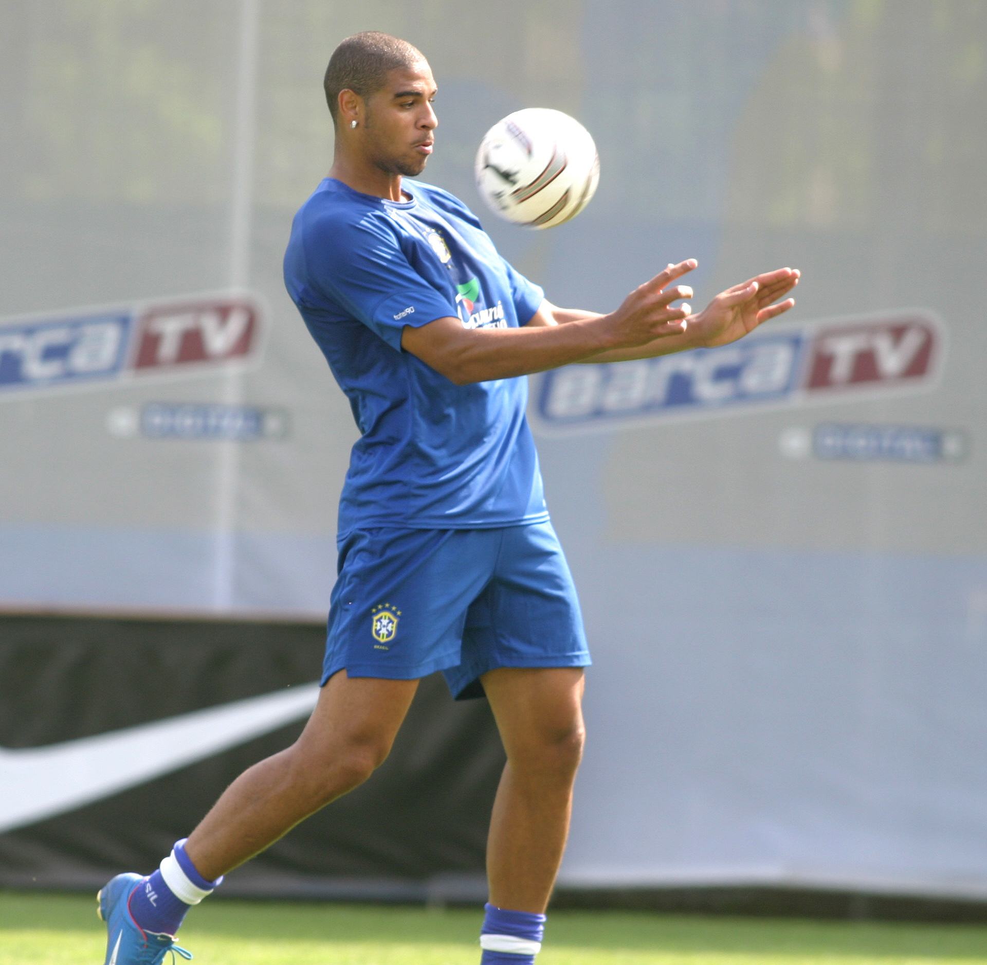 Scandal in football: Adriano denounces an attempted scam that affects his mother