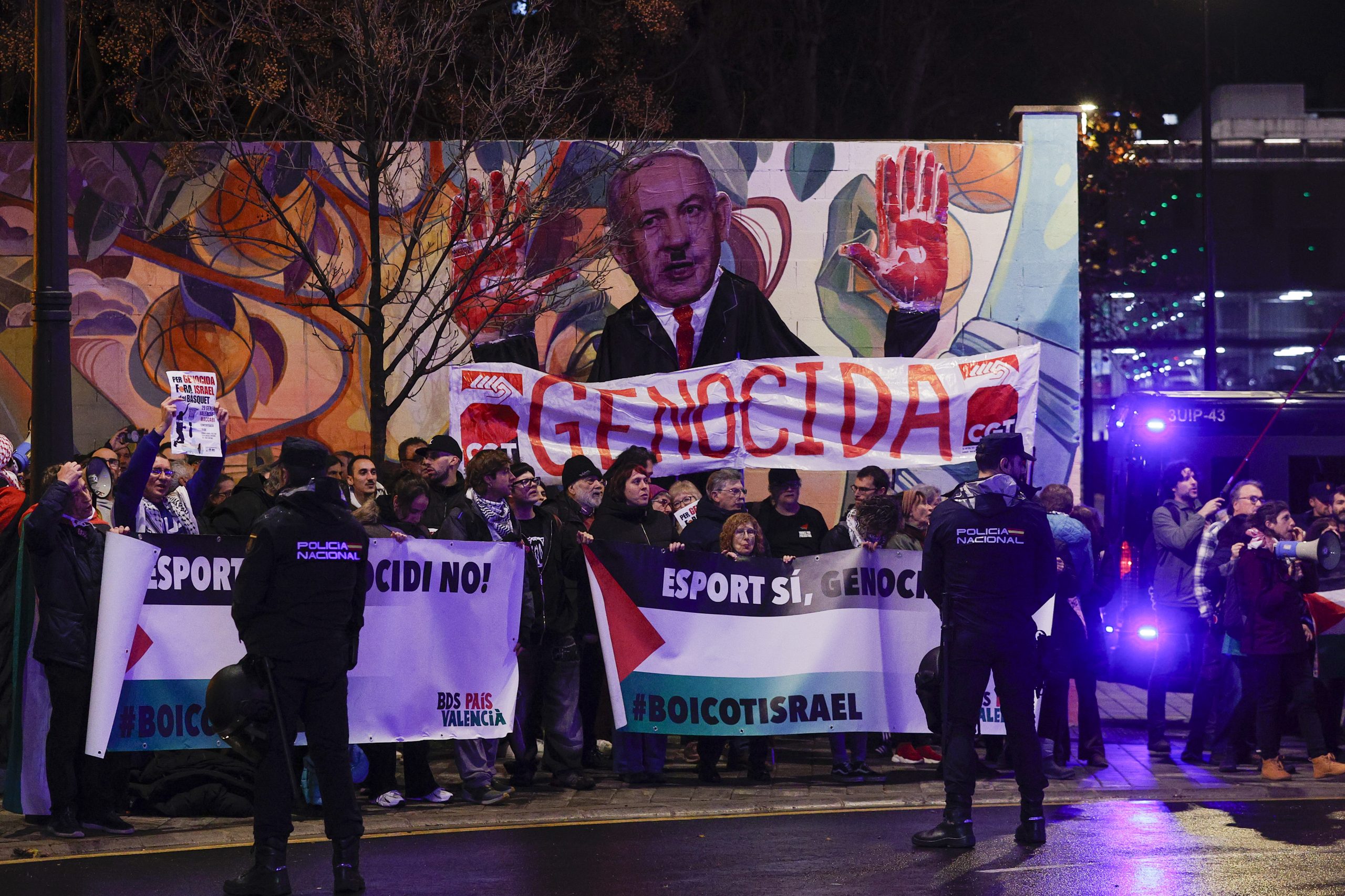 Valencia: Protesta ante el Roig Arena exige la expulsión de Israel del baloncesto europeo Valencia: Protesta ante el Roig Arena exige la expulsión de Israel del baloncesto europeo