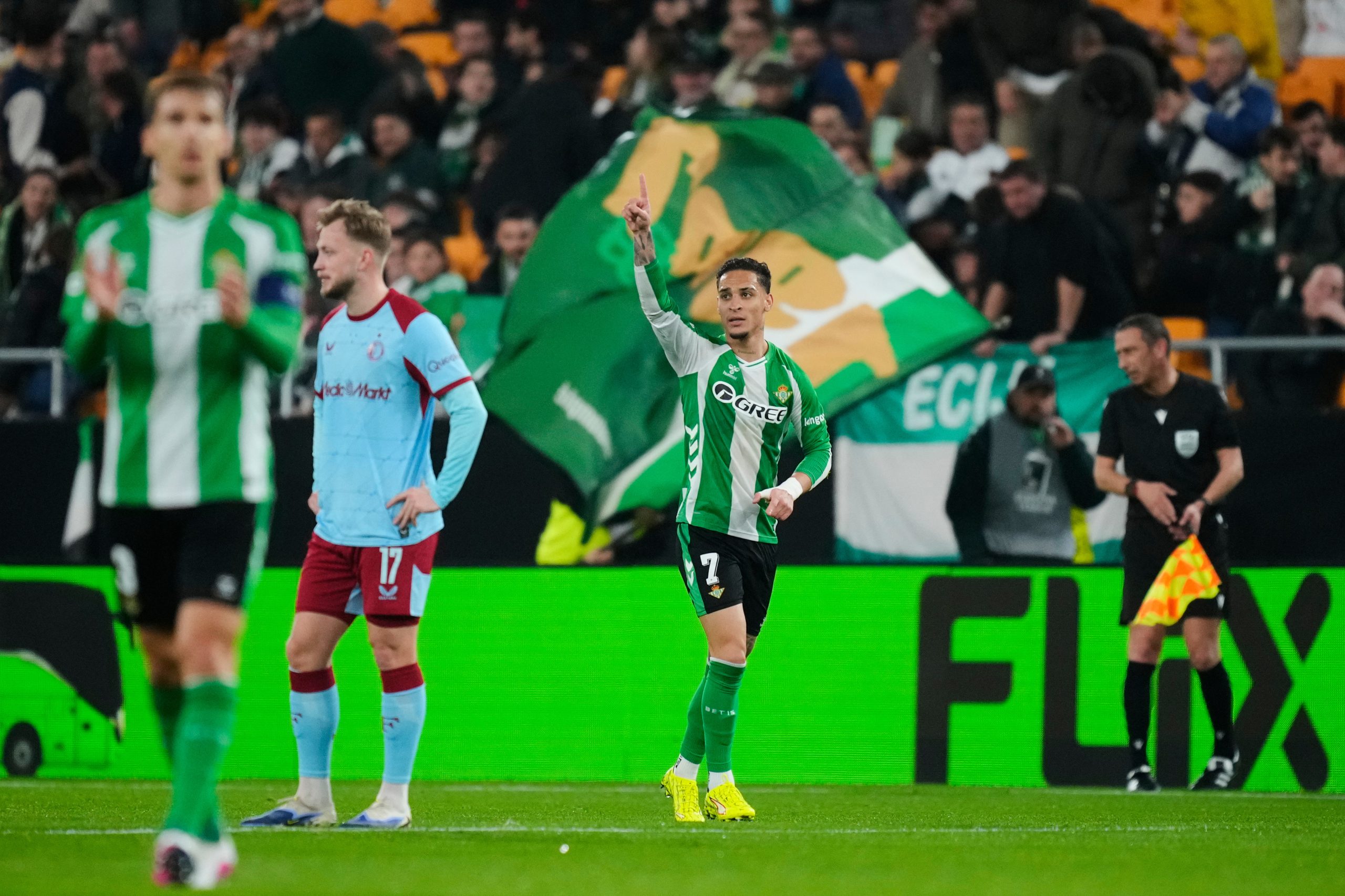 Antony, el revulsivo que enamora a la afición bética tras dejar atrás su polémica en Vitoria