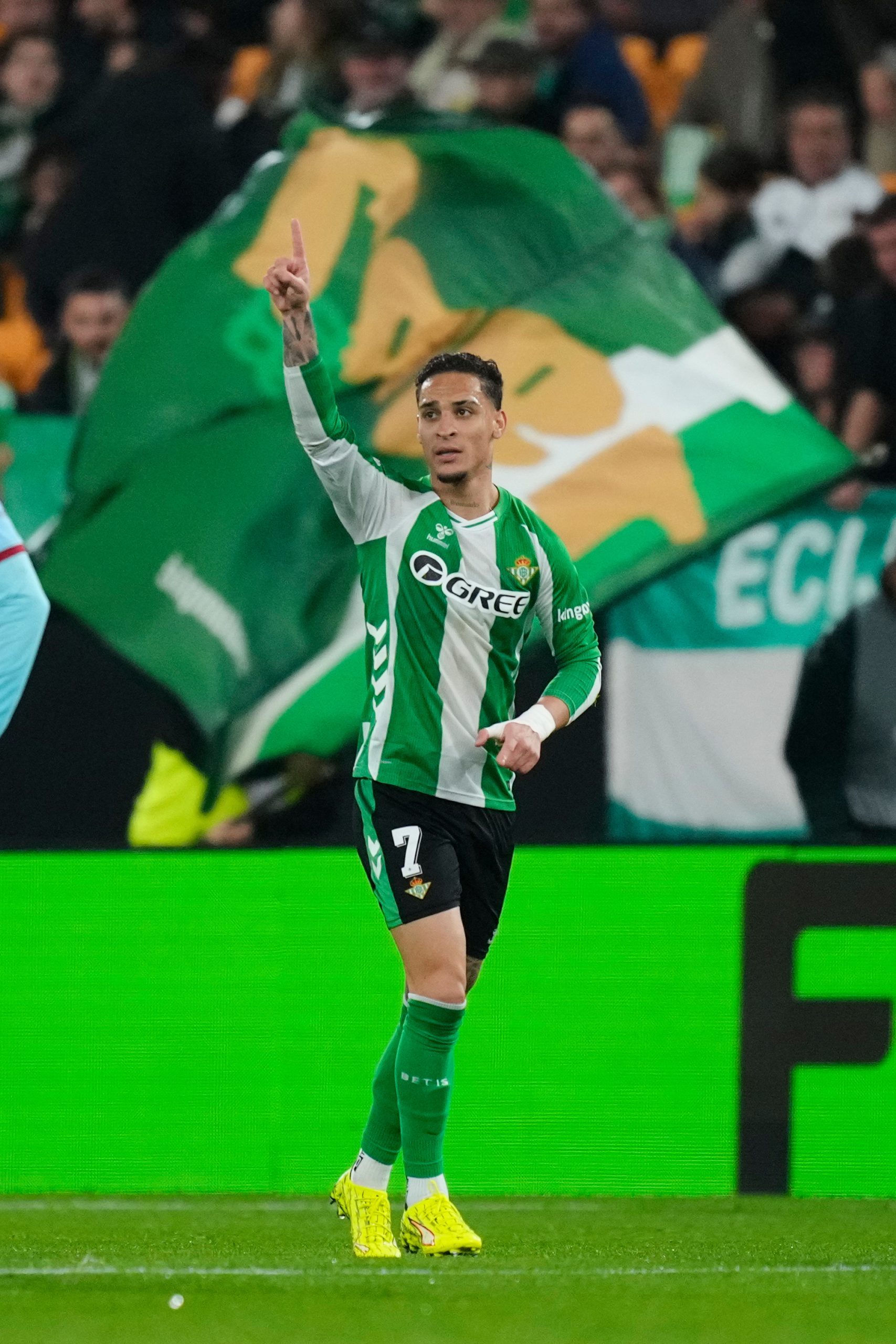 Antony shines in Betis' victory and sacrifices himself for the club