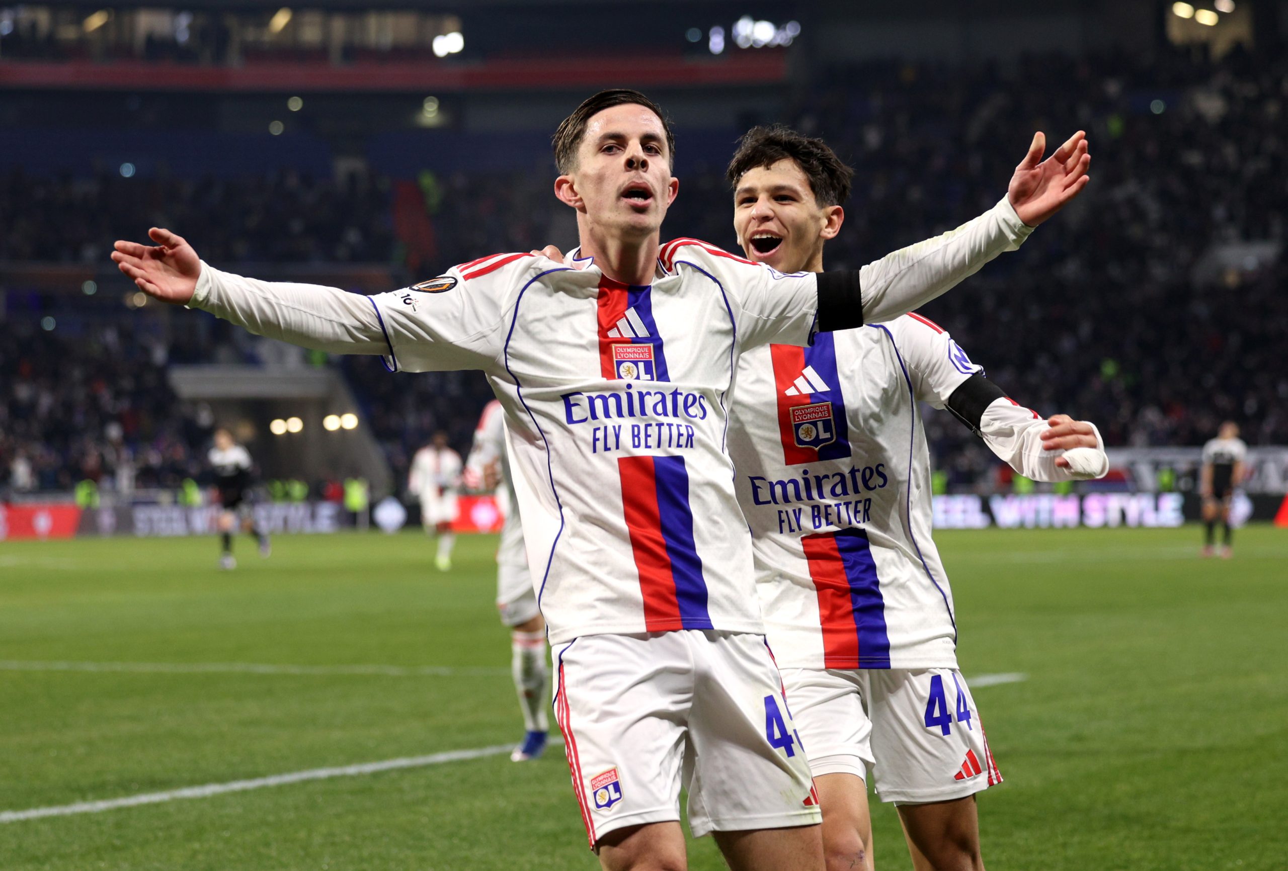 Lyon Golea Without Their Brazilian Star and Advance in the Europa League