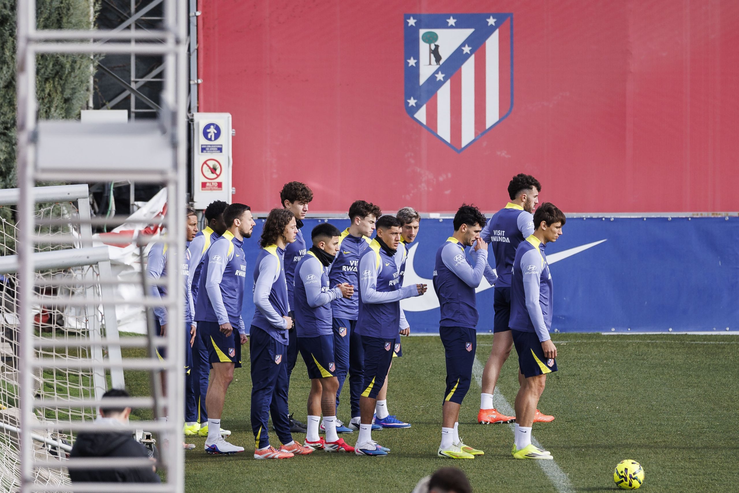 Atlético de Madrid prepares for a key duel in Valencia