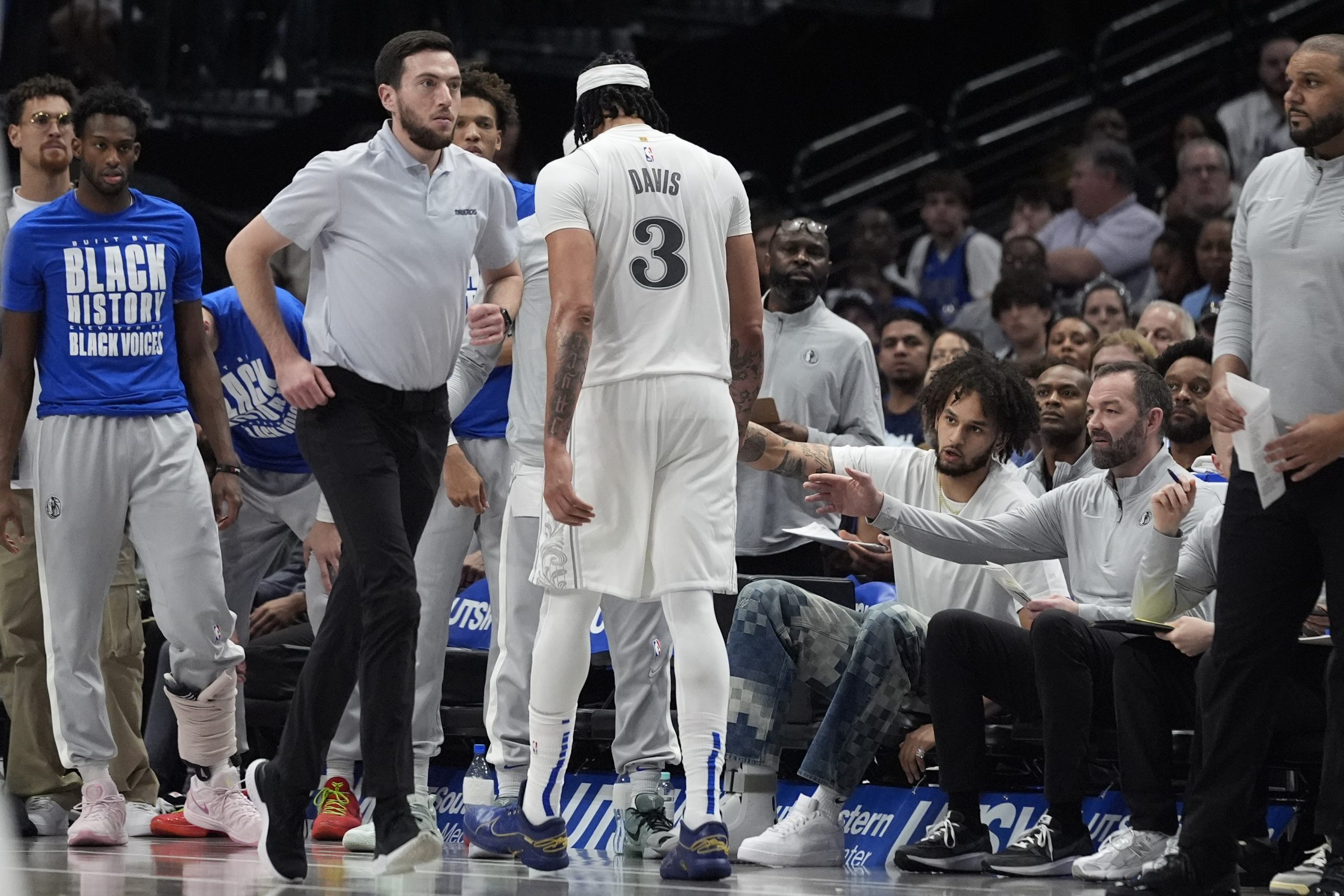 Davis and Young, the Wizards' new bets, miss the season: A long-term strategy?