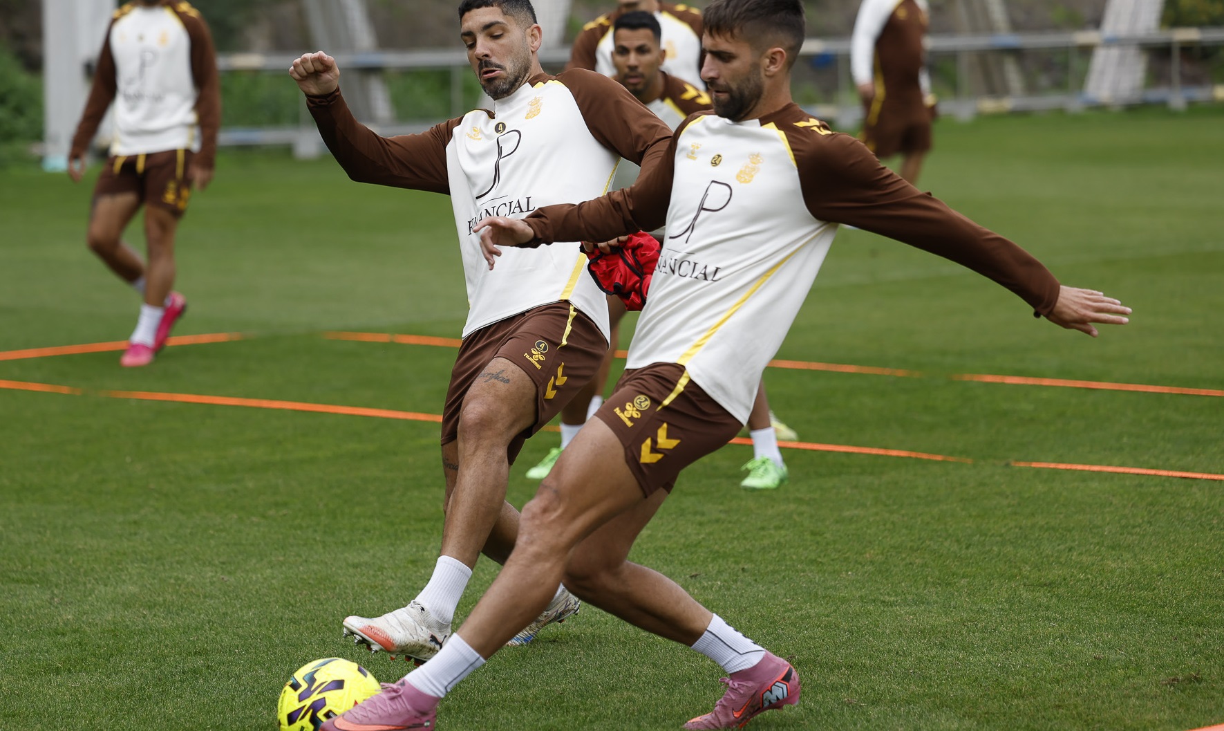 Las Palmas to the Conquest of Anduva: Style or Intensity? The LaLiga Hypermotion Duel