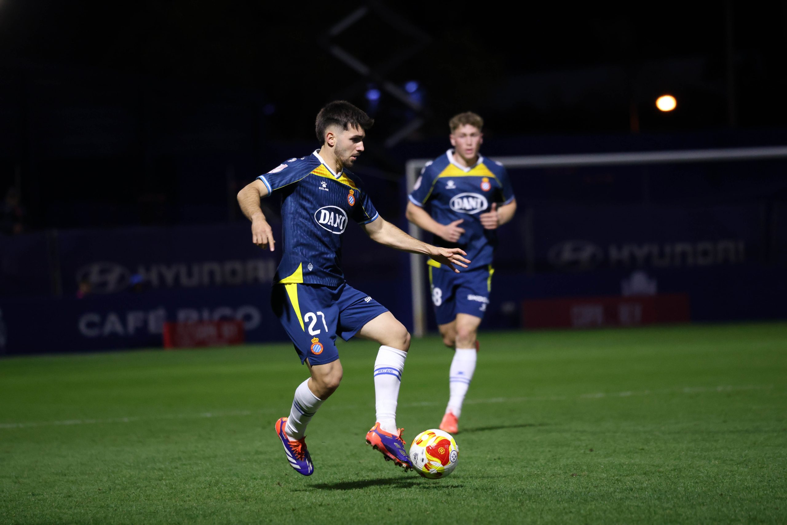 ¡Javi Hernández, el Rayo de Luz que Ilumina Anduva!