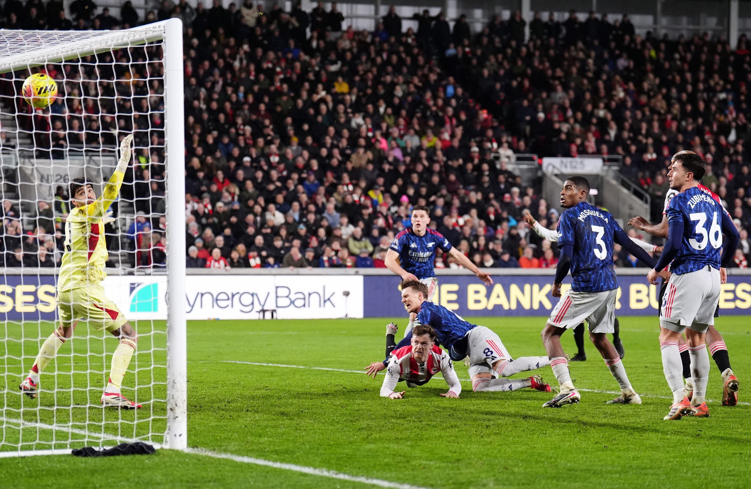 Arsenal stumbles at Brentford: Premier League tightens
