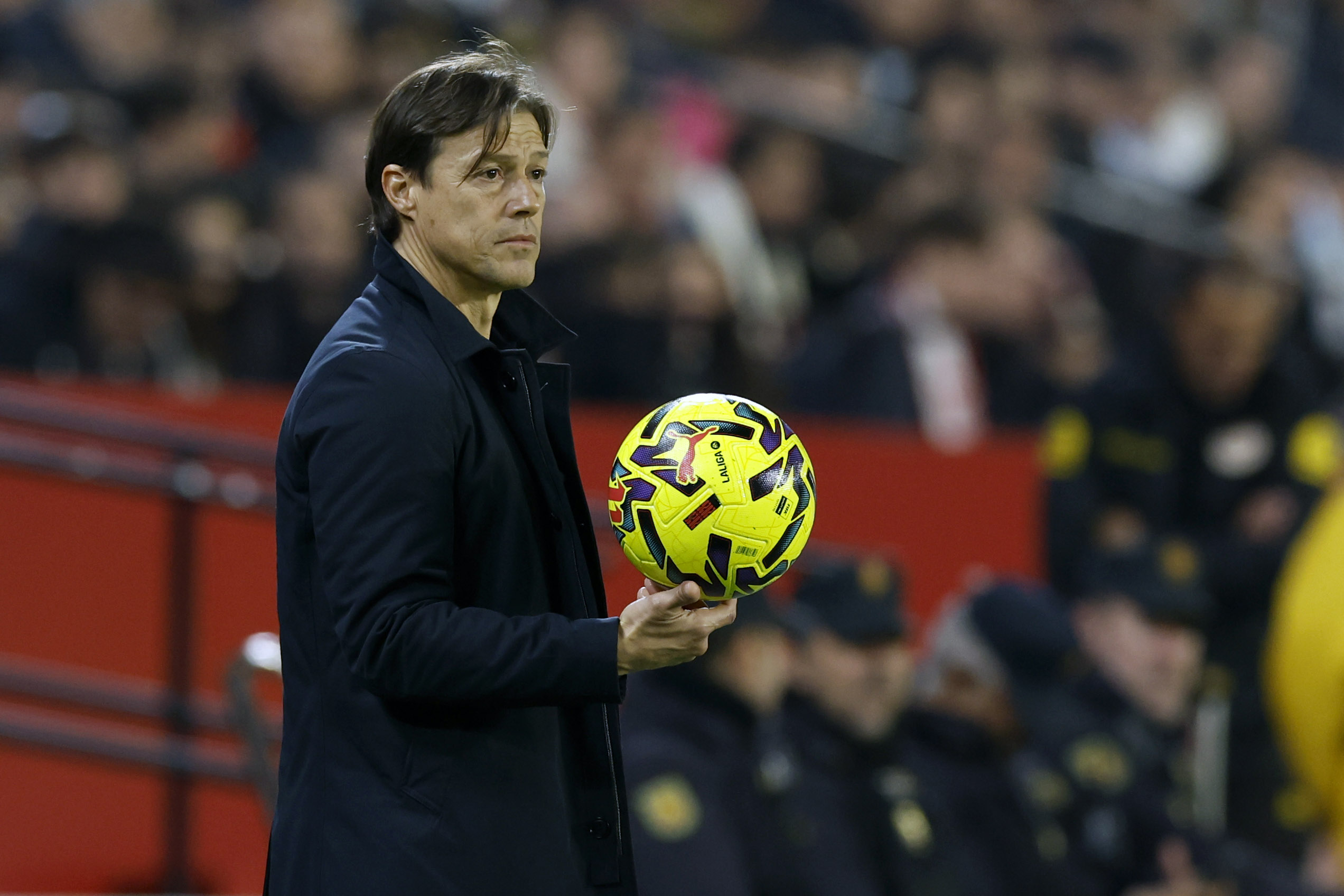 Sevilla crashes at the Camp Nou: Barça exhibits punch and the refereeing takes center stage