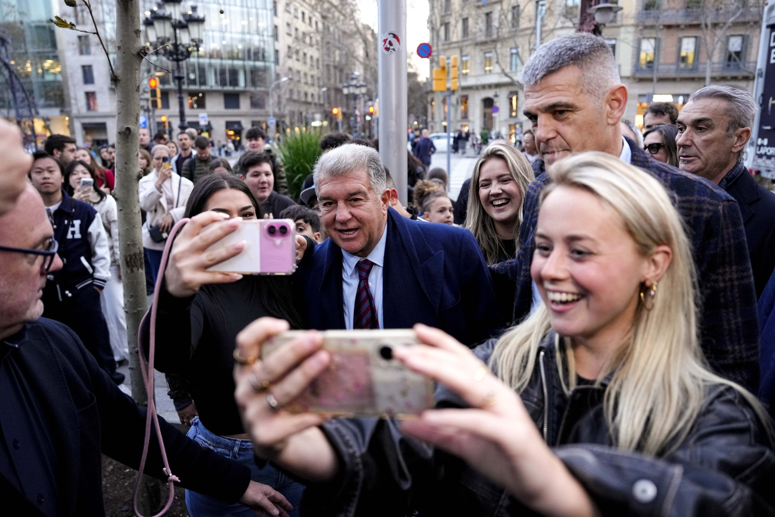 A day in Joan Laporta's campaign: between greetings, coffees and electoral strategy