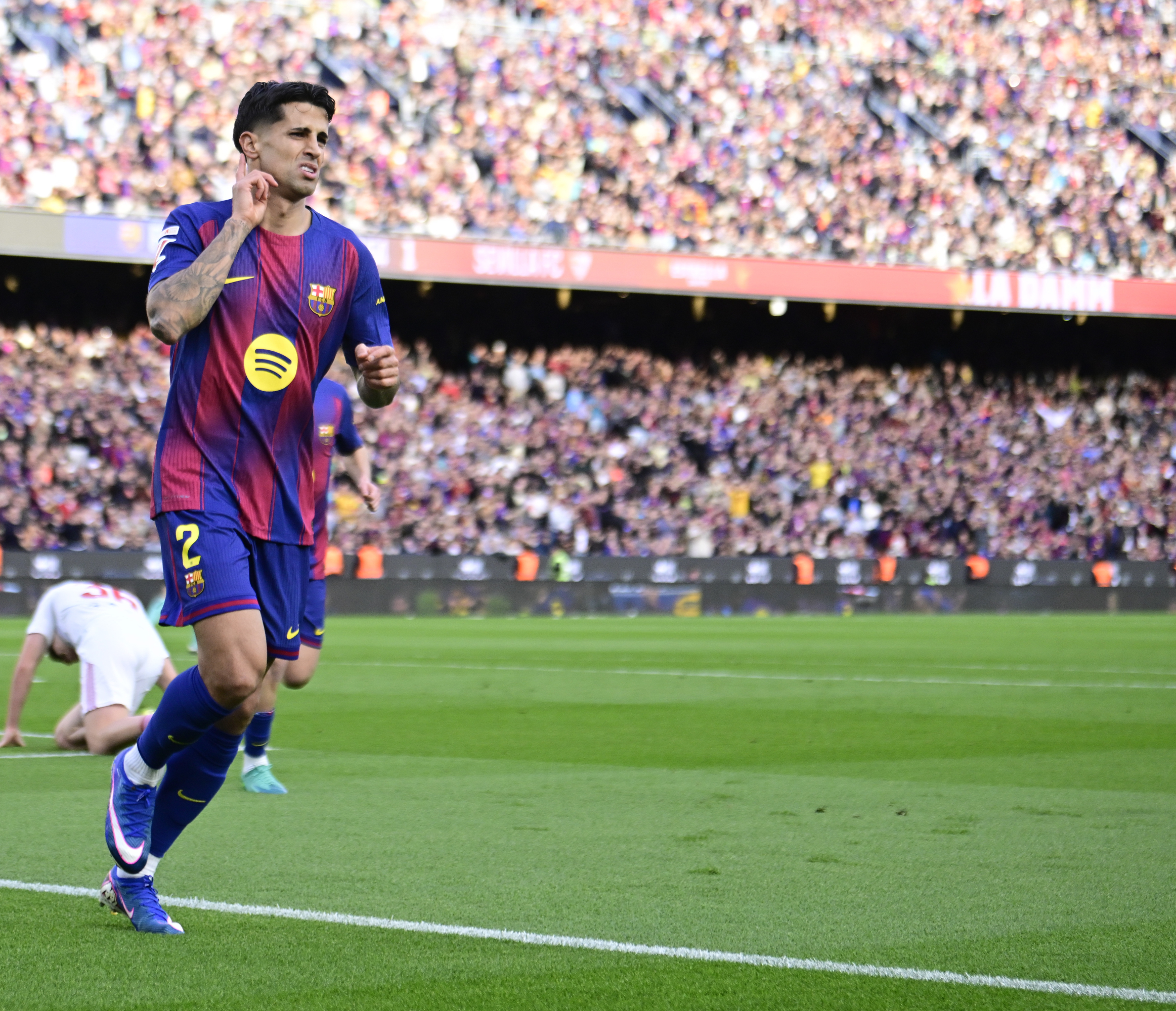 When football responds at the polls: the night Olmo and Cancelo silenced Victor Font