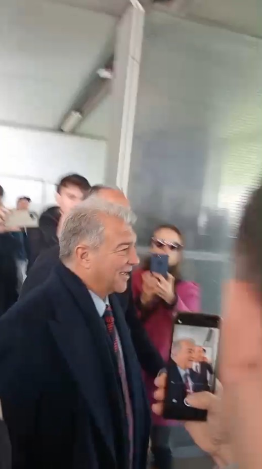 Laporta Begins His Mandate with an Emotional Visit to the Squad and a Viral Dance