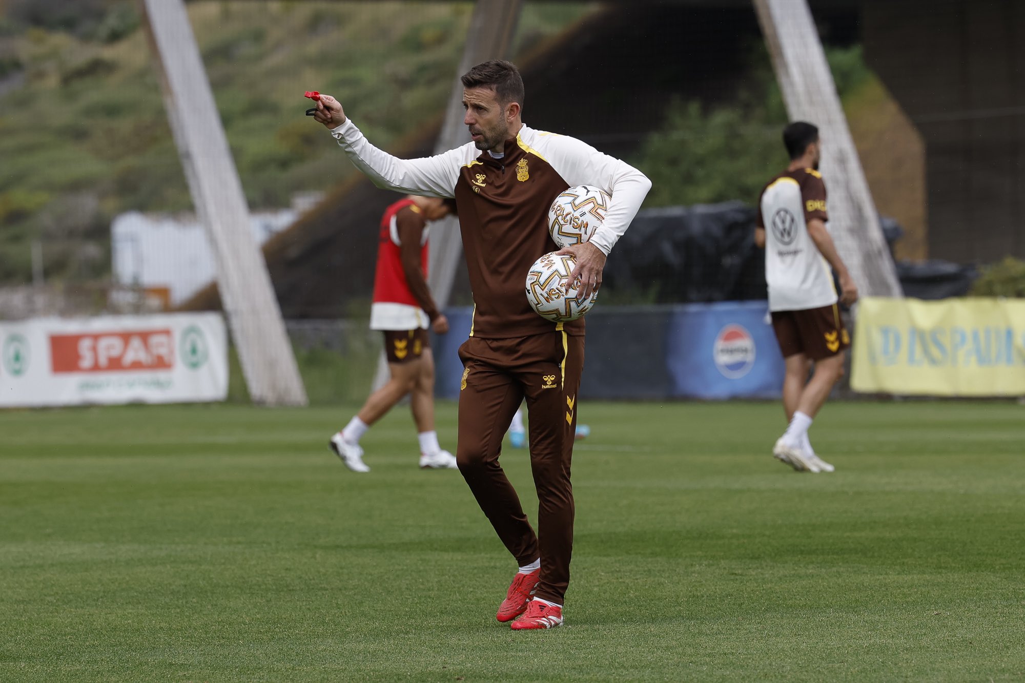 Luis García, coach of UD Las Palmas, reveals renewal offer: What future awaits the yellow team?
